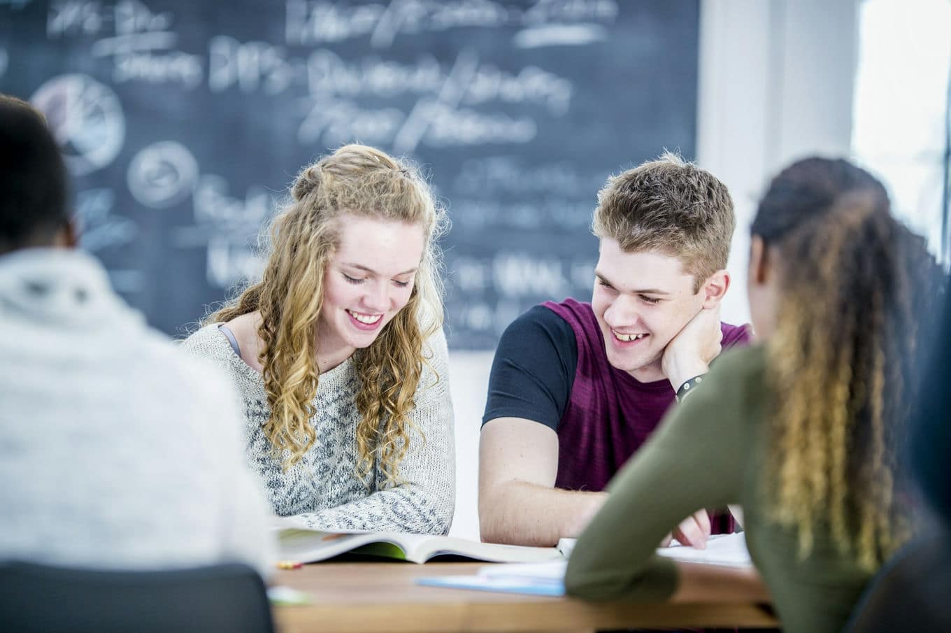 uczniowie pracujący w grupie